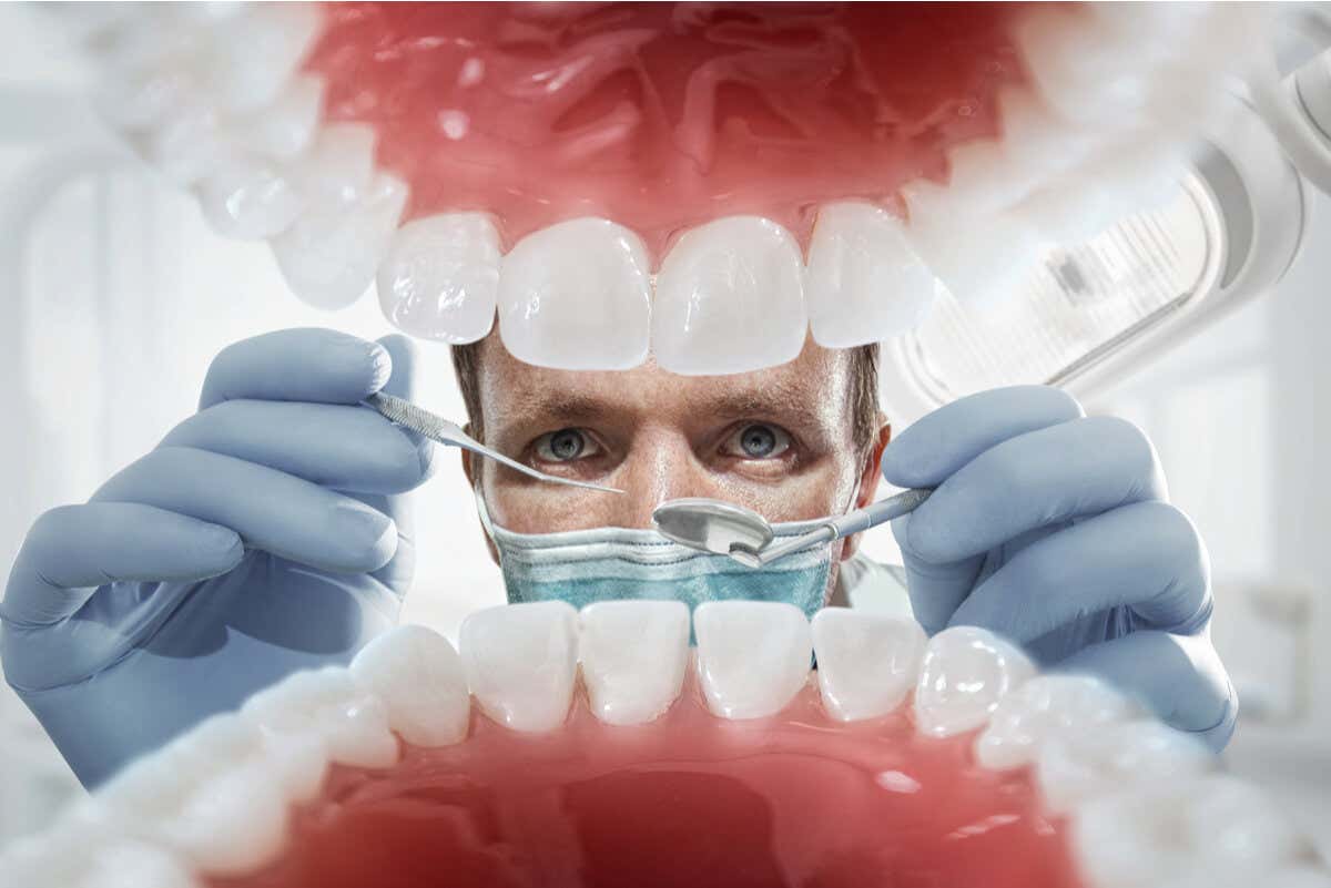 Zähneputzen - Zahnarzt bei der Arbeit