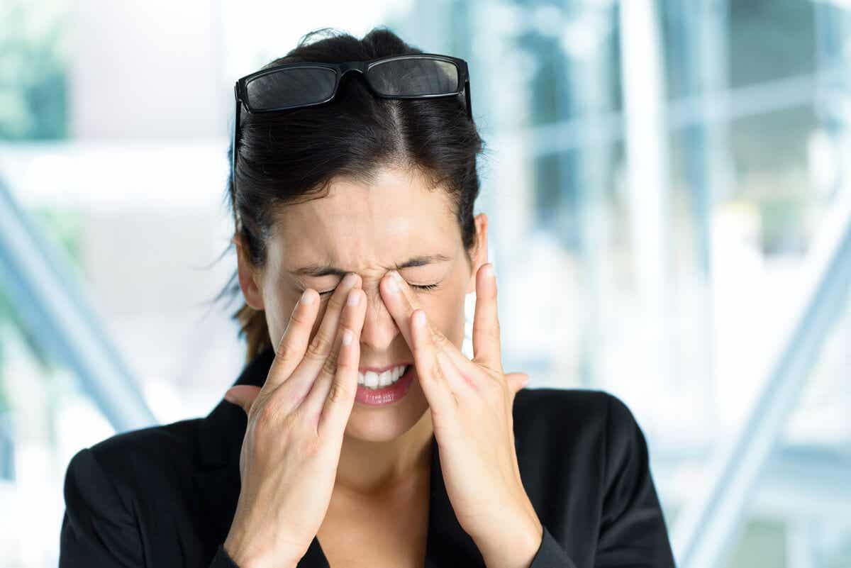 ¿Hay una relación entre el dolor de cabeza y el de ojos?