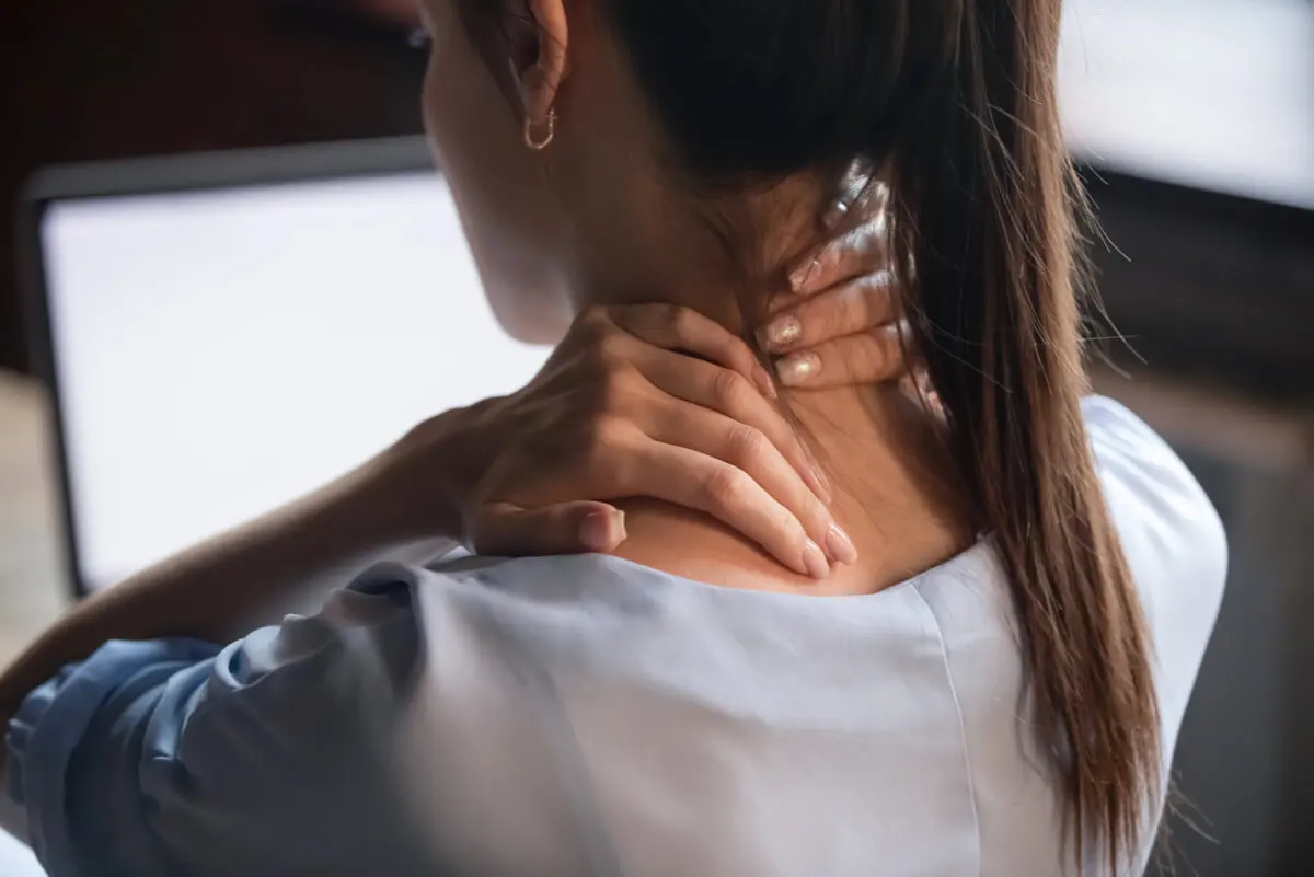 Mujer con dolor cervical por mala postura.