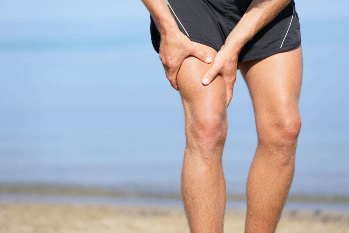 Muskelentzündungen - Mann fasst sich an sein Knie