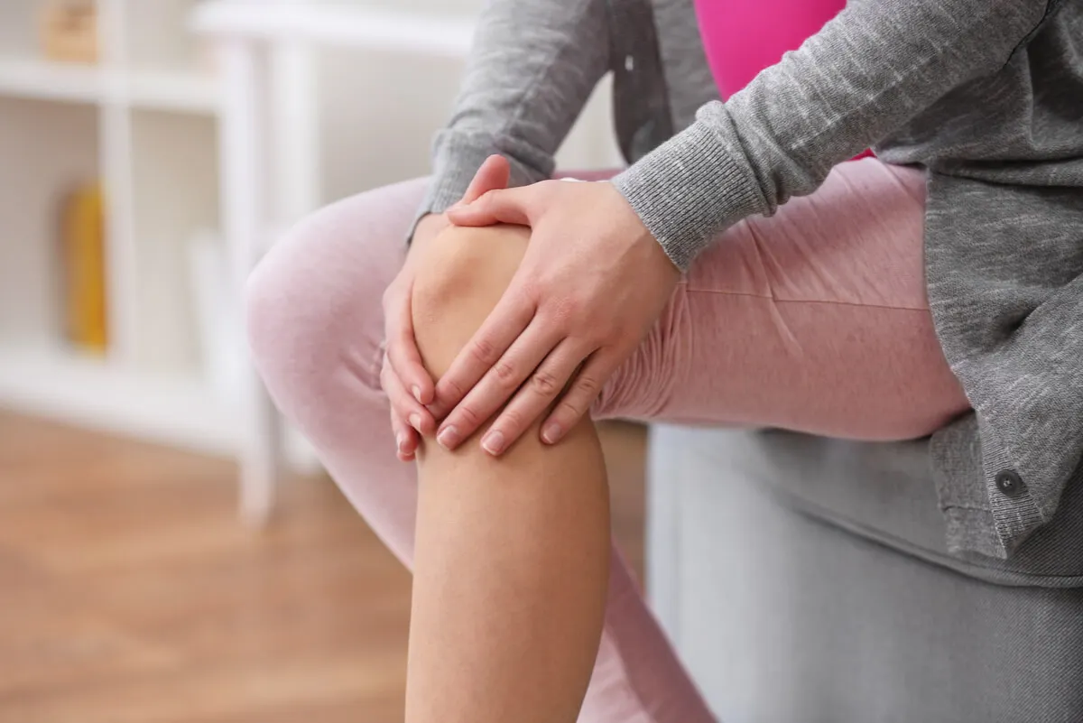 Mujer con artritis de rodilla que no puede saltar la cuerda.