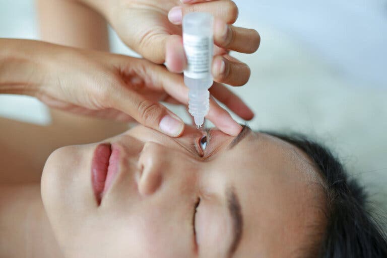 ¿Cómo me aplico correctamente las gotas en los ojos?