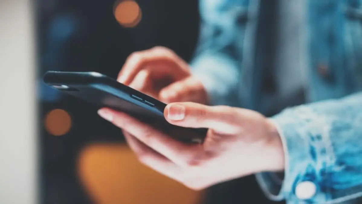 Breadcrumbing - Person mit einem Smartphone