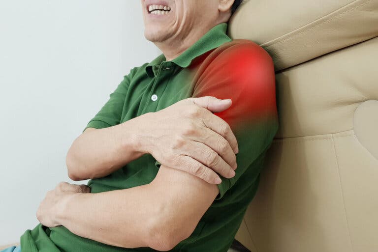 12 ejercicios para superar la tendinitis en el hombro