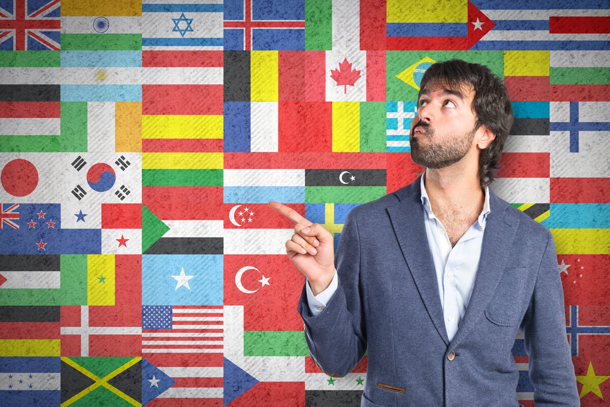 Fremdsprache - Mann vor verschiedenen Flaggen