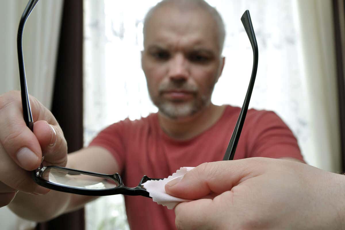 Pano de microfibra para limpeza de óculos.