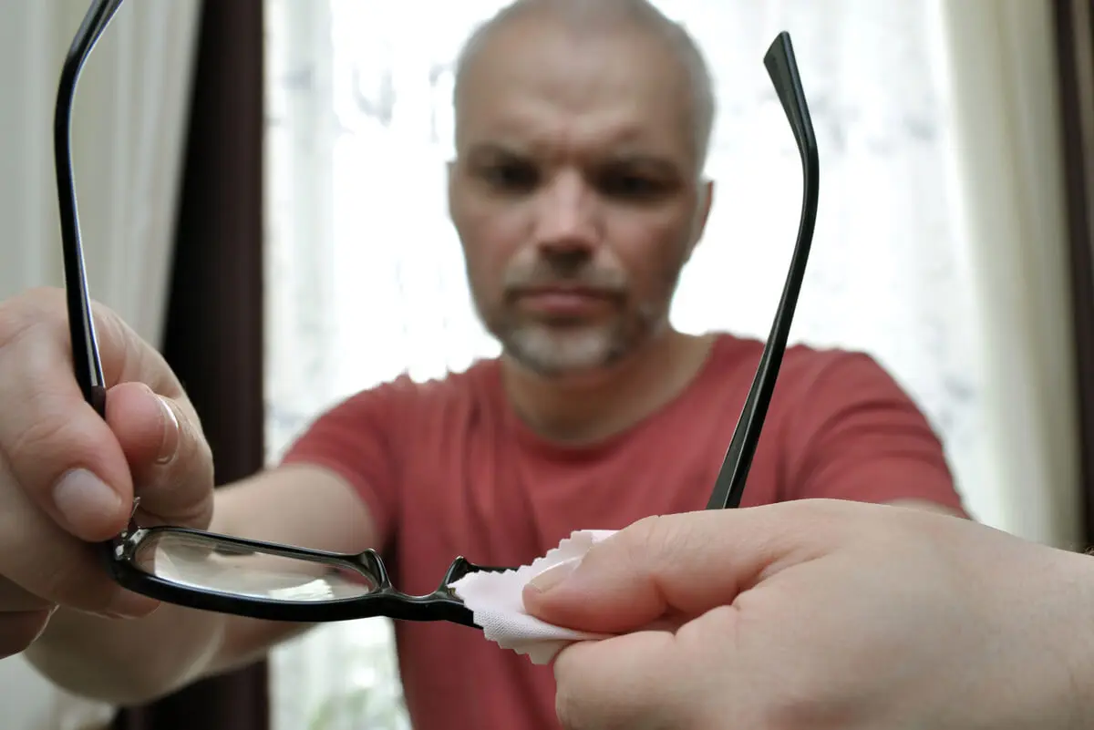 Paño de microfibra para limpiar gafas.