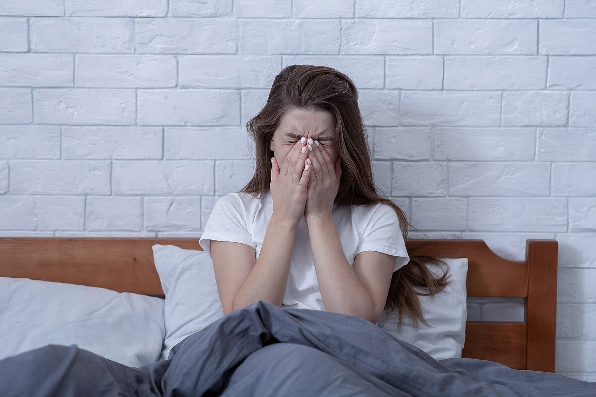 Estado de estrés de mujer en la cama.