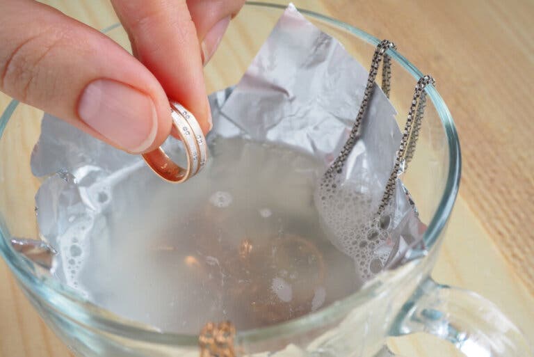 Cómo limpiar la plata con bicarbonato