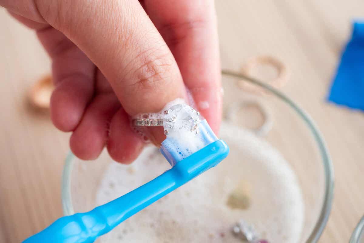 Limpiar las joyas con pasta dental caducada.