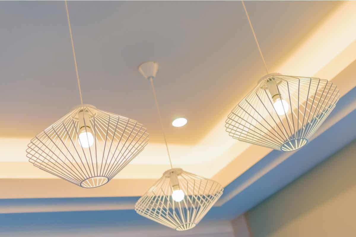 Luces LED för ahorrar dino con la decoración.