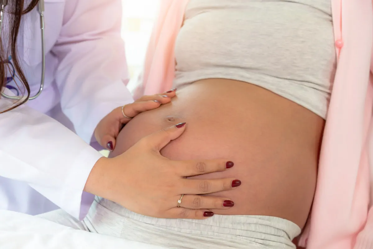 Maniobra médica para encajamiento fetal.