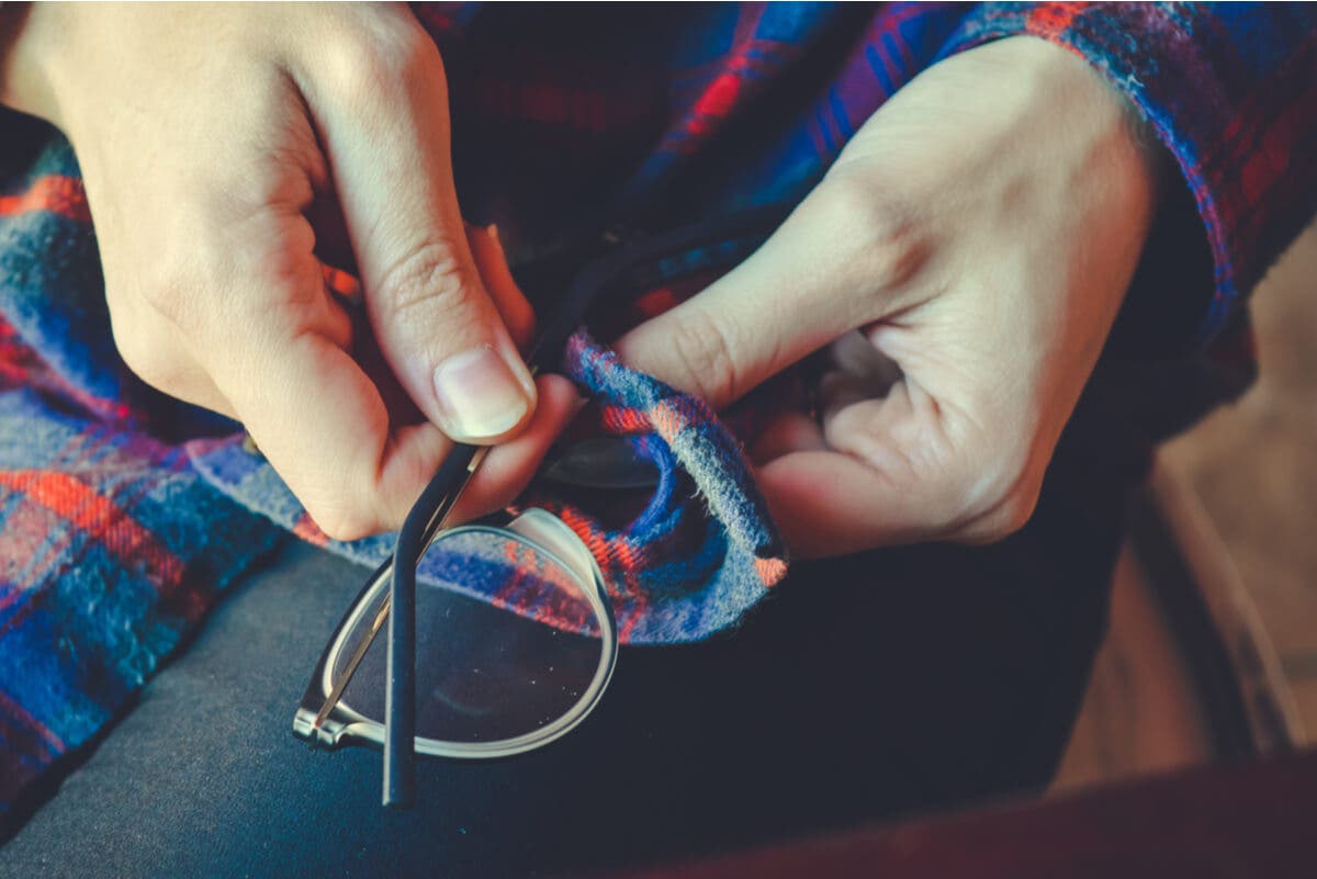 Limpieza incorrecta de las gafas con remera.