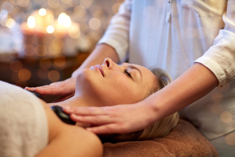 5 beneficios de los masajes con piedras calientes