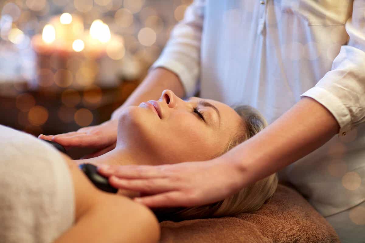 5 beneficios de los masajes con piedras calientes