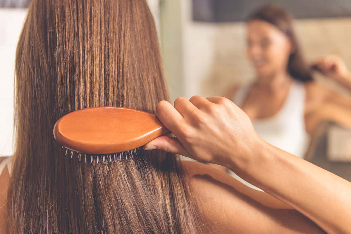 Mujer cepilla su cabello.
