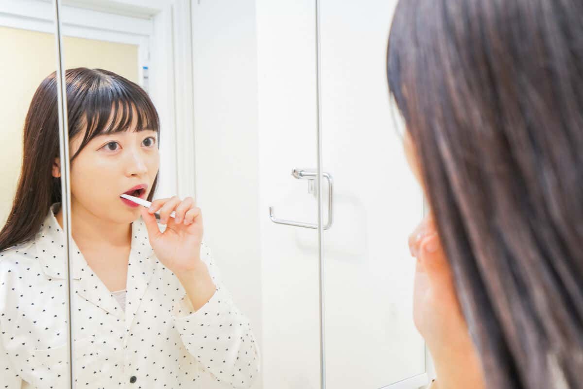 Mujer cepilla sus dientes.