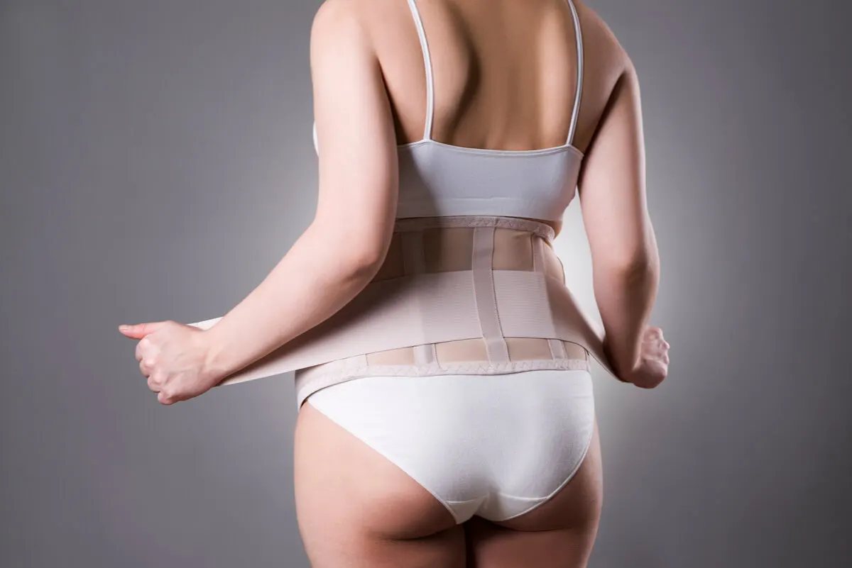 Faja postparto en mujer.