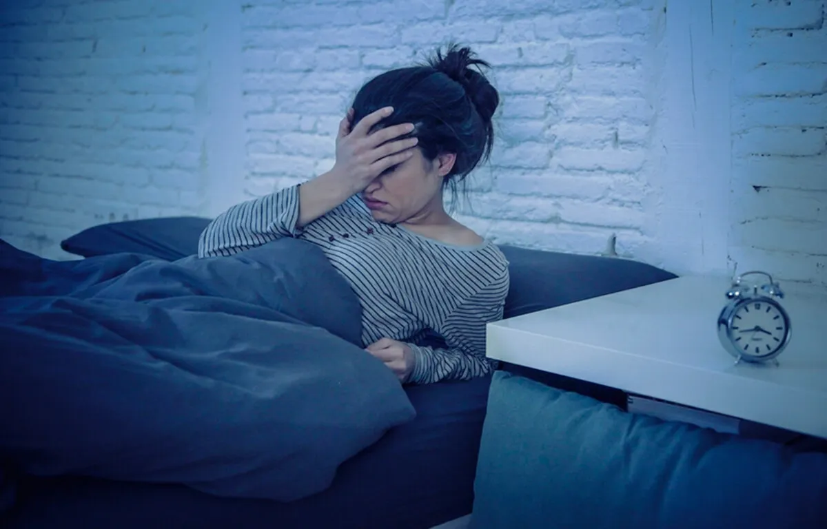 Mujer con insomnio por la resaca.