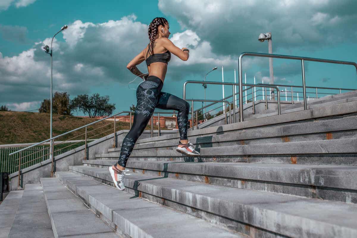 Arten der körperlichen Betätigung - Frau sprintet Treppen nach oben