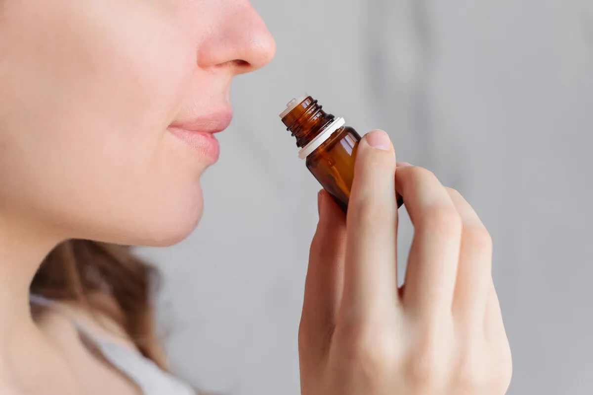 Aromaterapia con aceite esencial de helicriso.