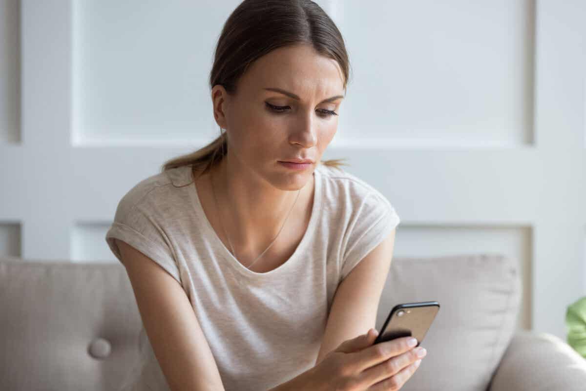 Mujer no deja de obsesionarse con su ex revisando el celular.