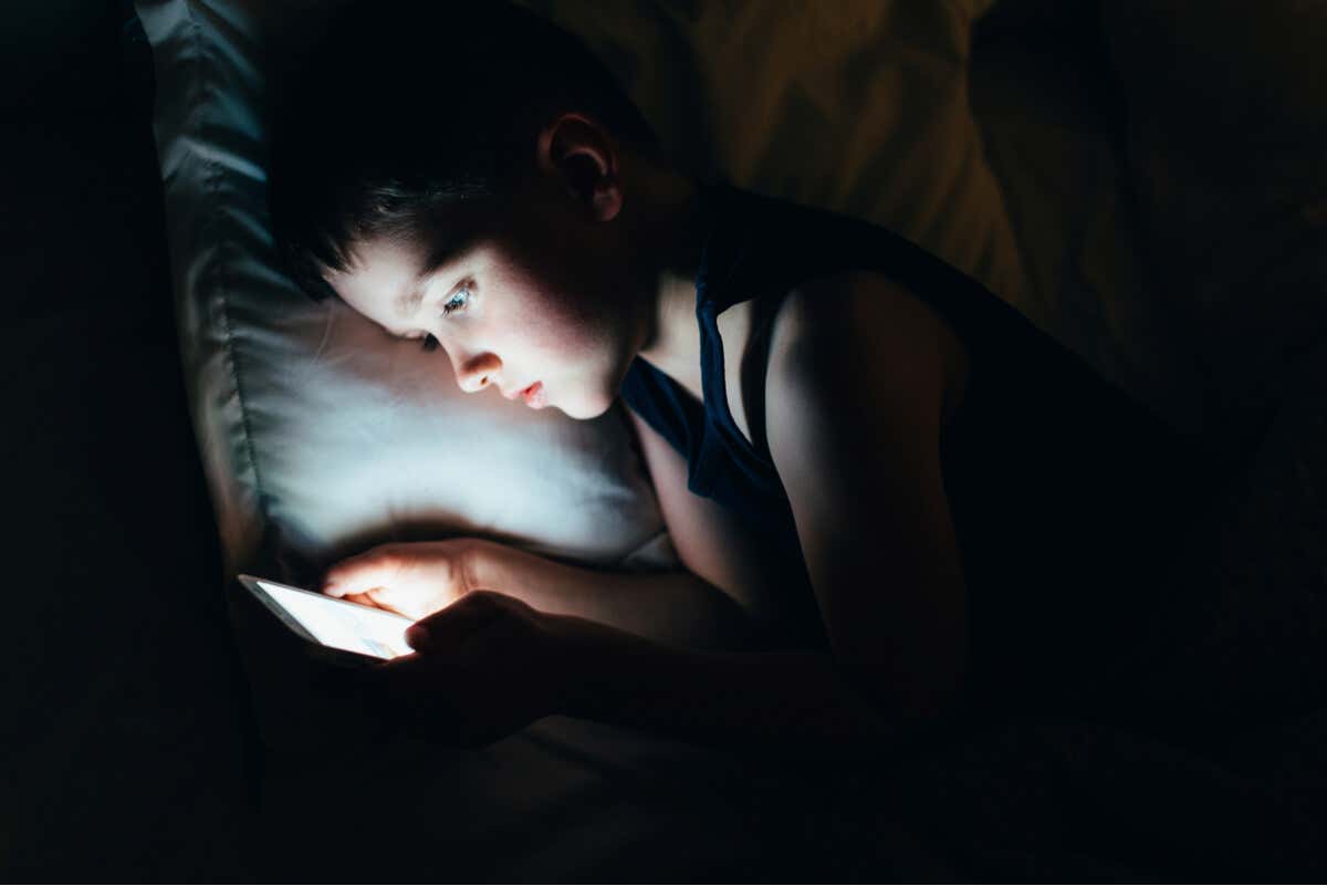 Niño con pantalla antes de dormir sufre vamping.