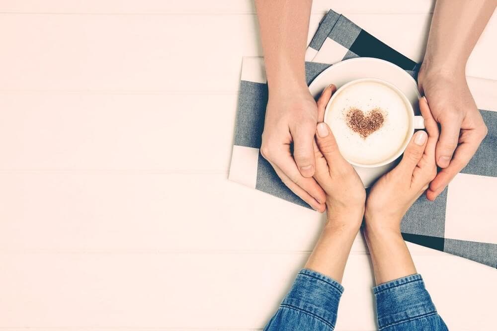 Pareja compartiendo un café.