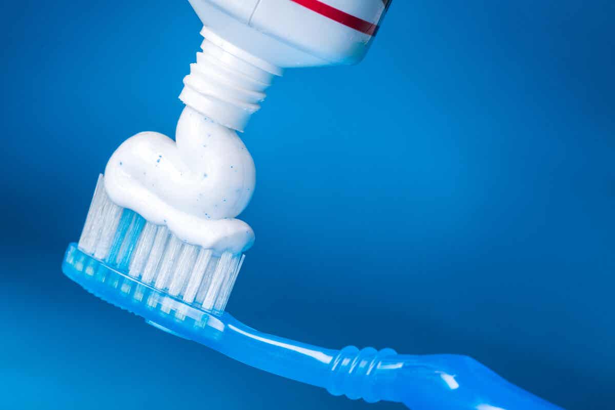 Pasta dentífrica en cepillo dental.