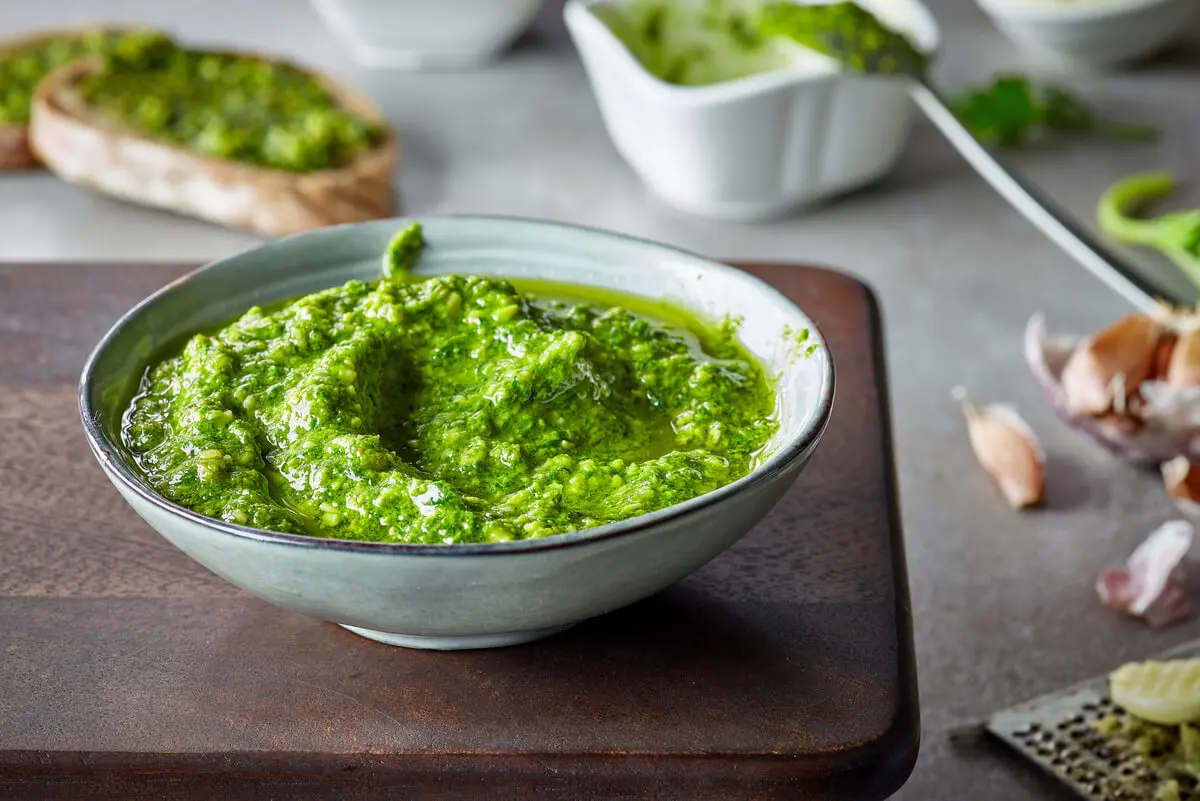 Pesto de albahaca realizado en mortero.