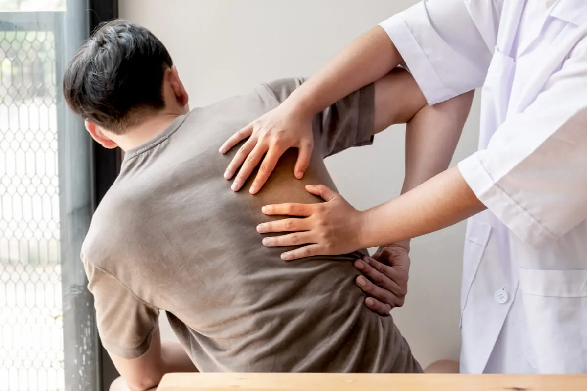 Lesión del deltoides posterior es revisada por un médico.
