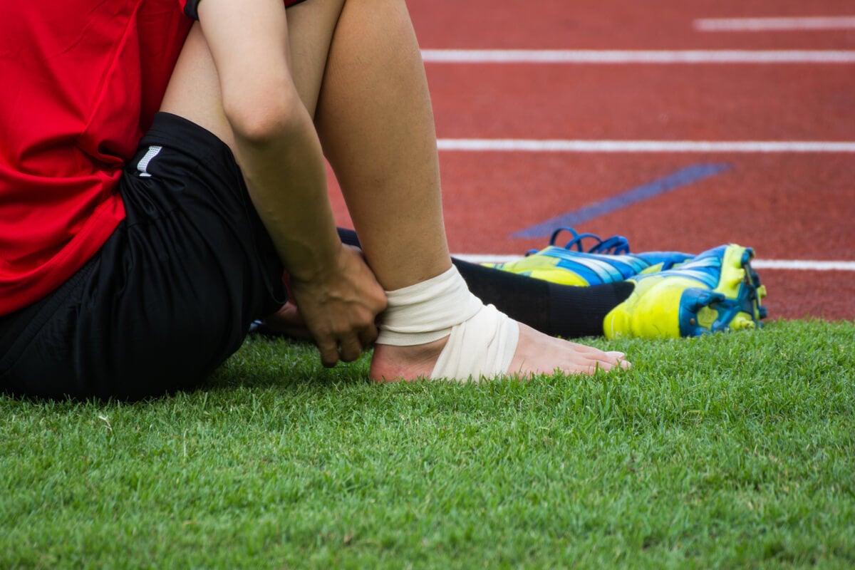 Fußschmerzen - Sportler mit Bandage am Fuß