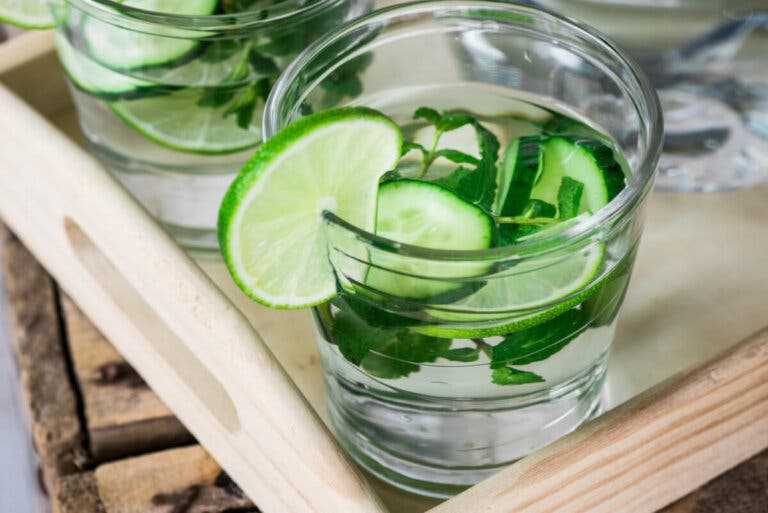 Aguas detox: 2 beneficios y mitos