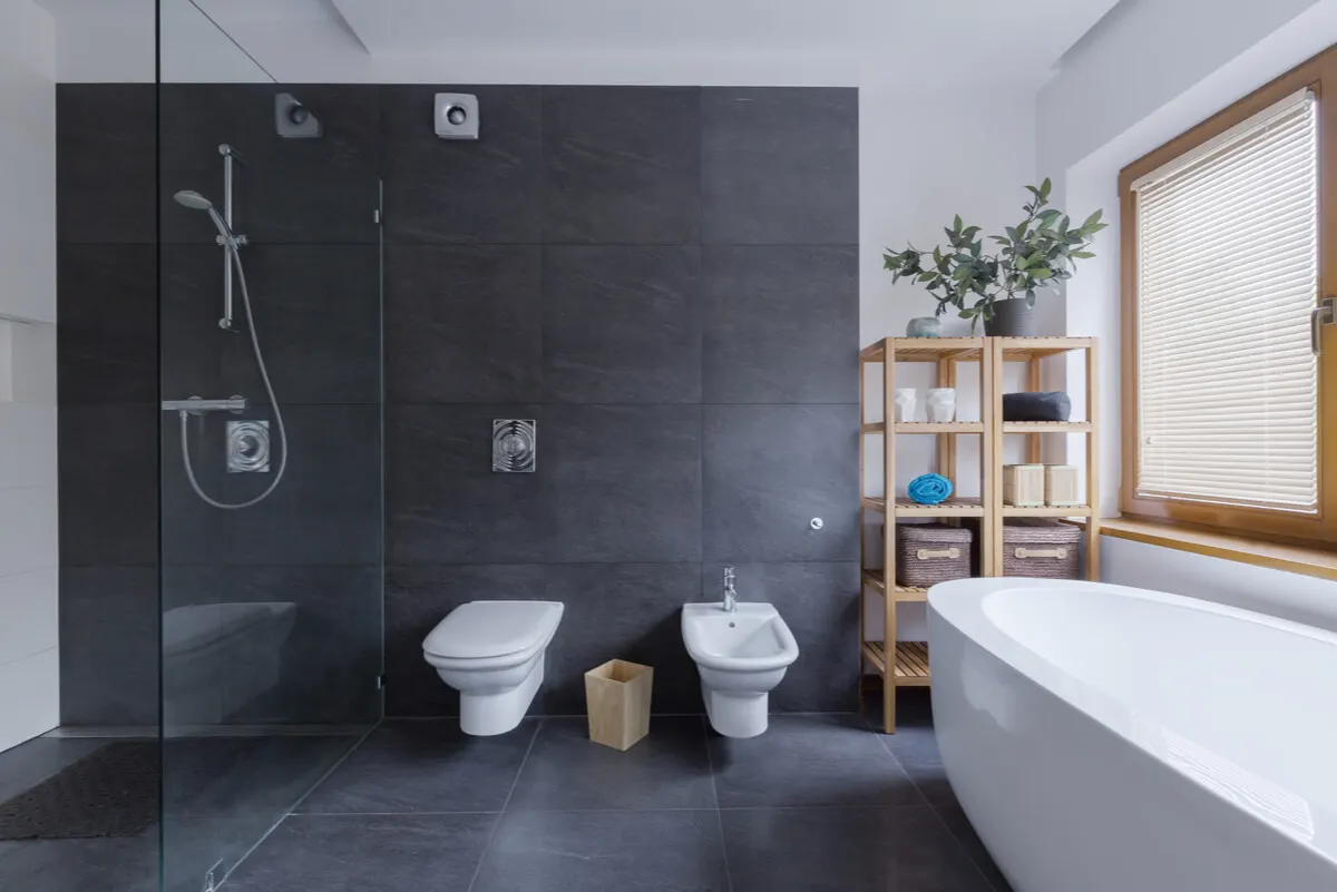 Paredes de negro en el baño.