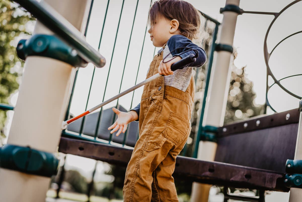 Cuidar de un niño invidente que debe estar en el mundo exterior.