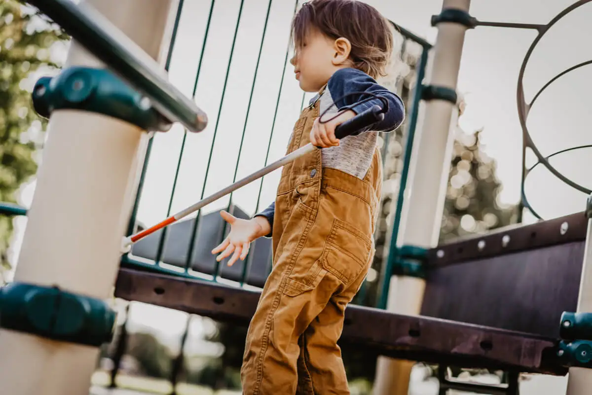 Cuidar de un niño invidente que debe estar en el mundo exterior.