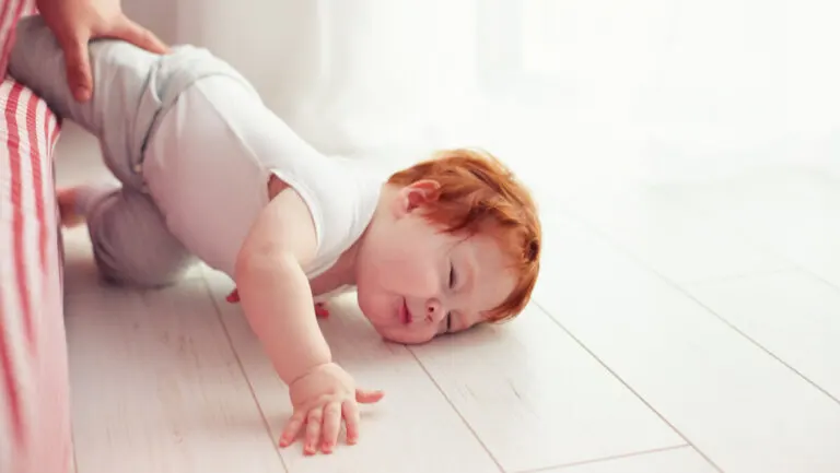 Mi bebé se cayó de la cama: ¿qué debería hacer?