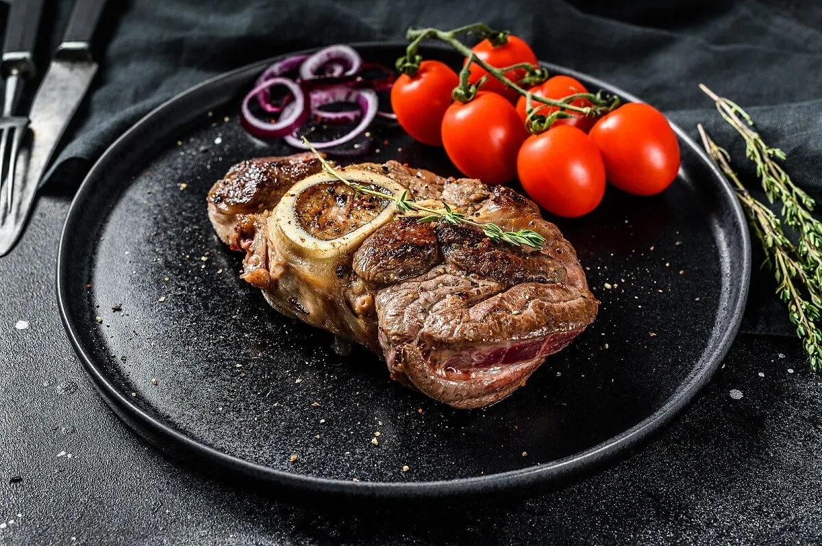 Receta de bistec encebollado