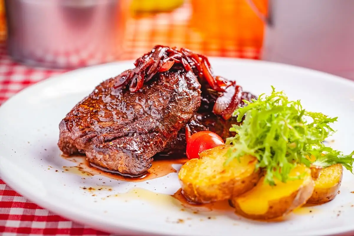 Receta de bistec encebollado con pocos ingredientes