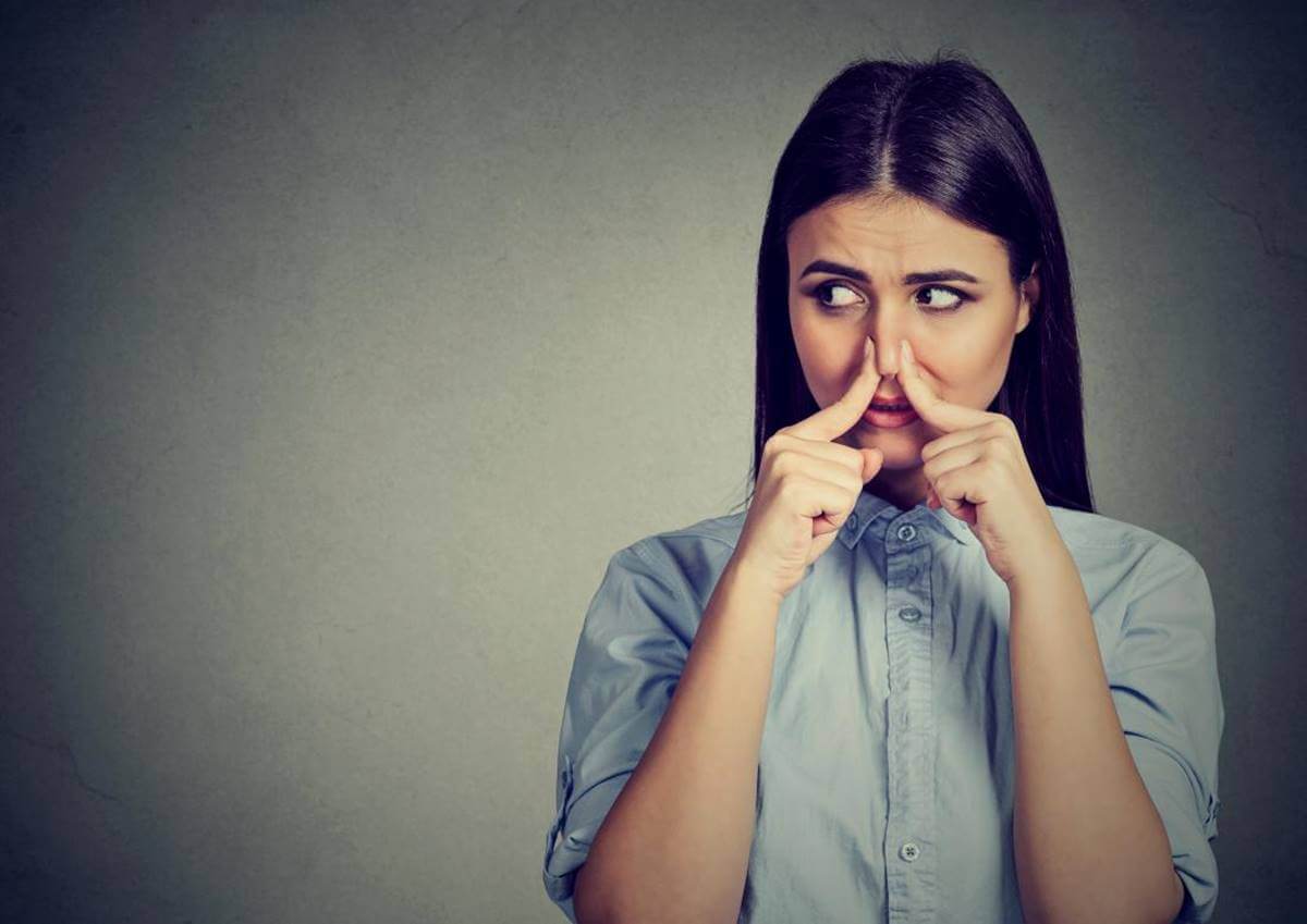 Mujer que sufre cacosmia.