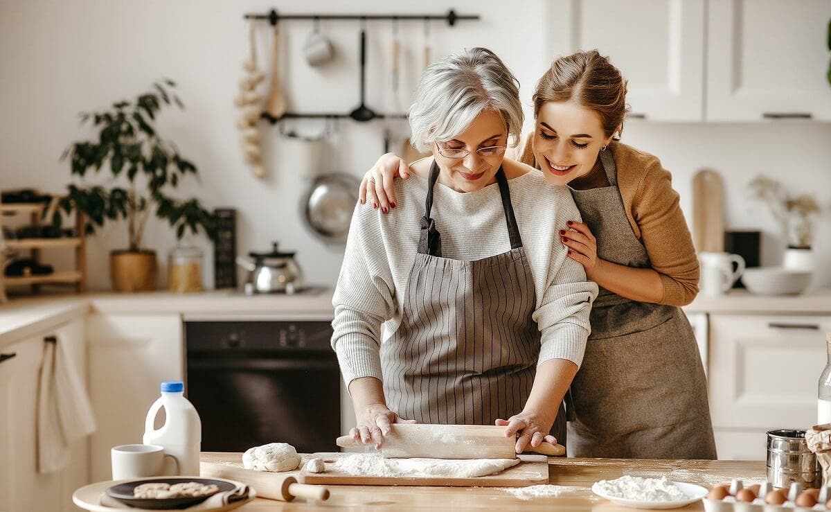 Un adulte plus âgé cuisine à la maison.