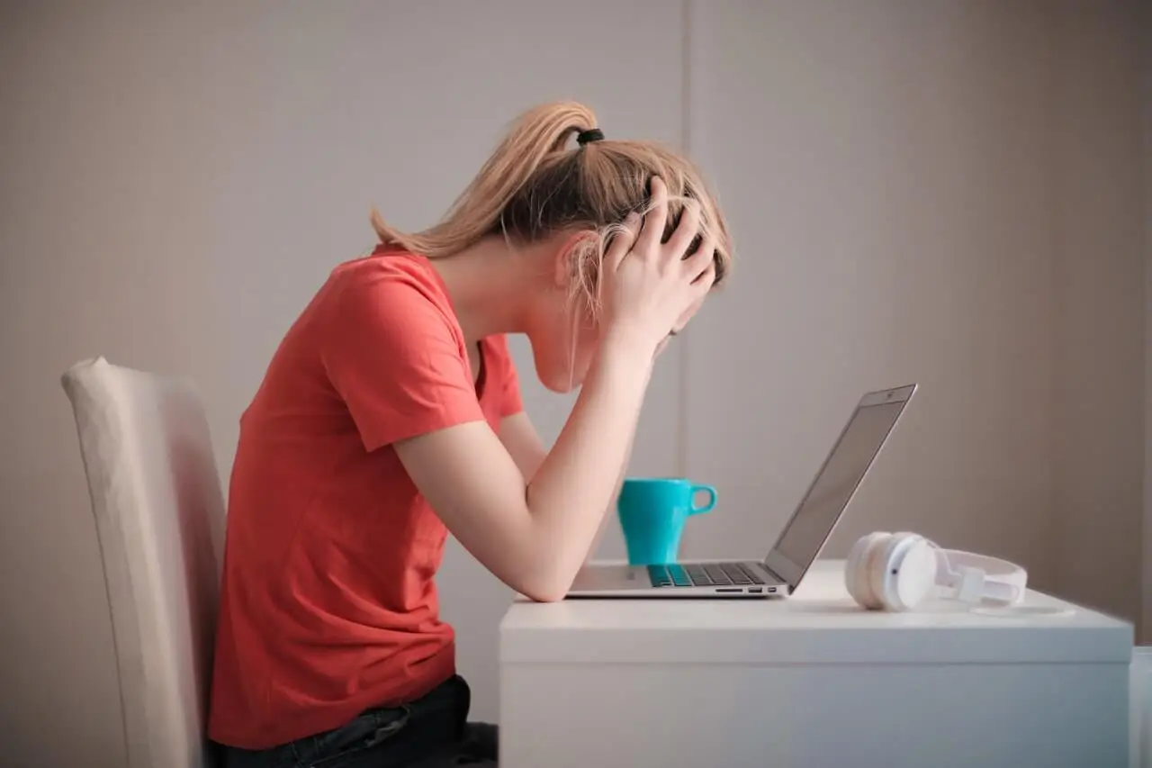 Le stress est une femme qui souffre d'actes ratés.