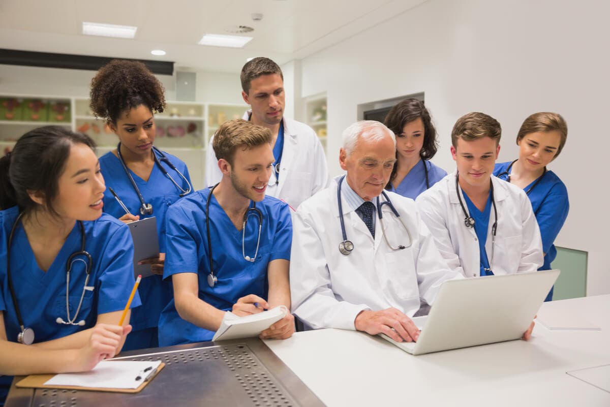 Estudiantes de medicina en aprendizaje situado.