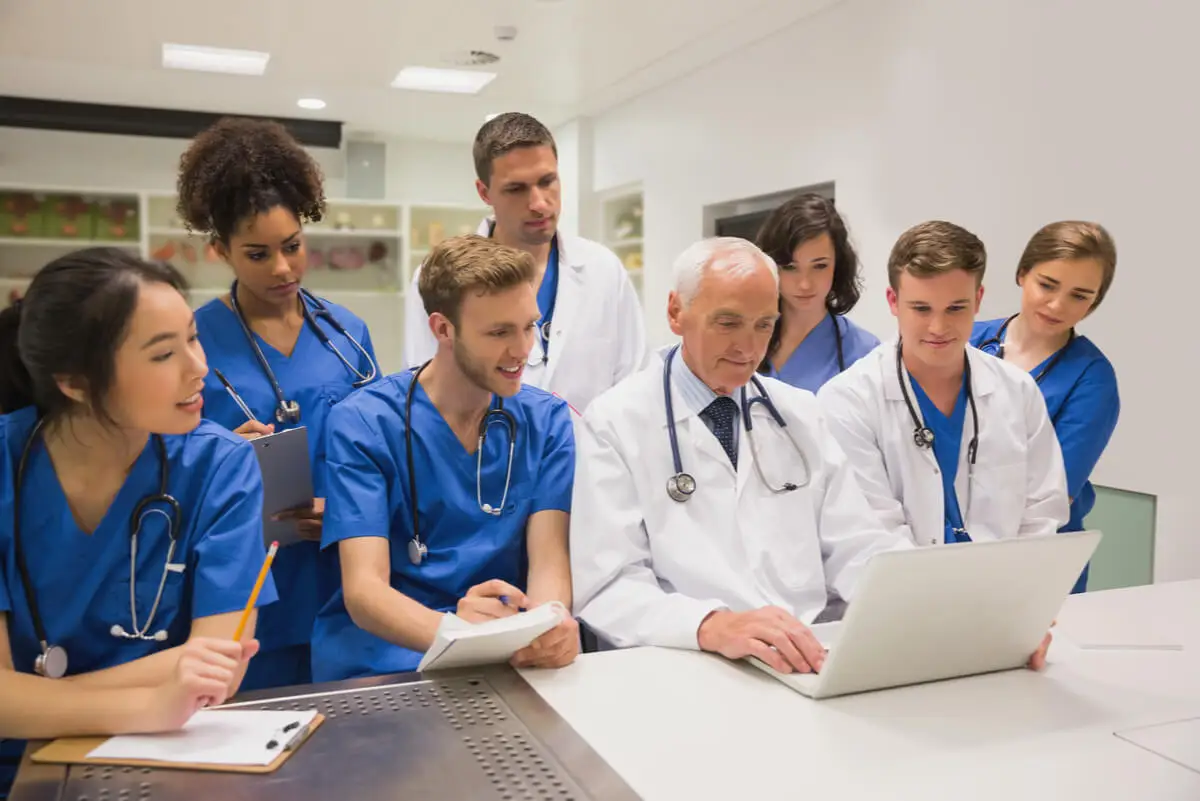 Estudiantes de medicina en aprendizaje situado.