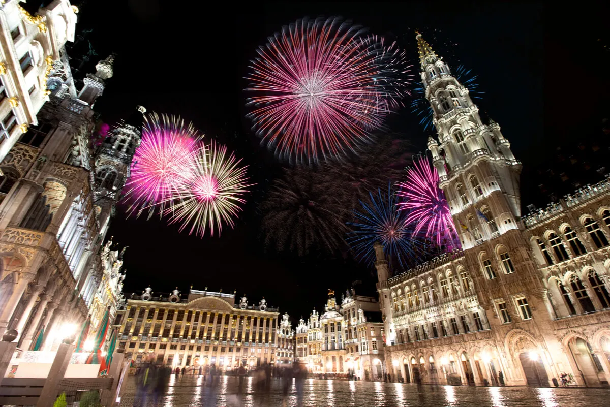 Fuegos artificiales en la fotografía de Navidad.