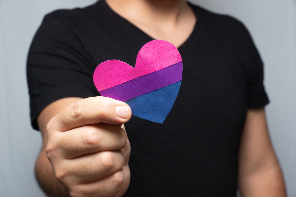 Hombre con símbolo de orgullo bisexual.