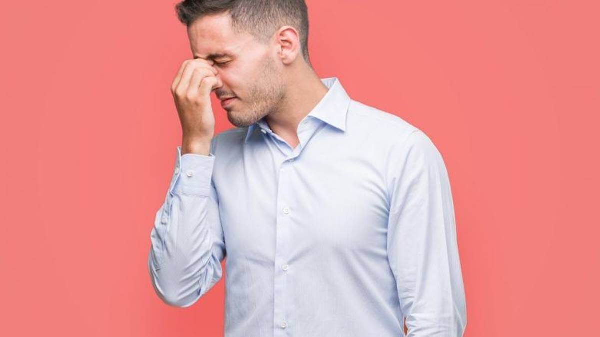 Hombre joven que sufre cacosmia.