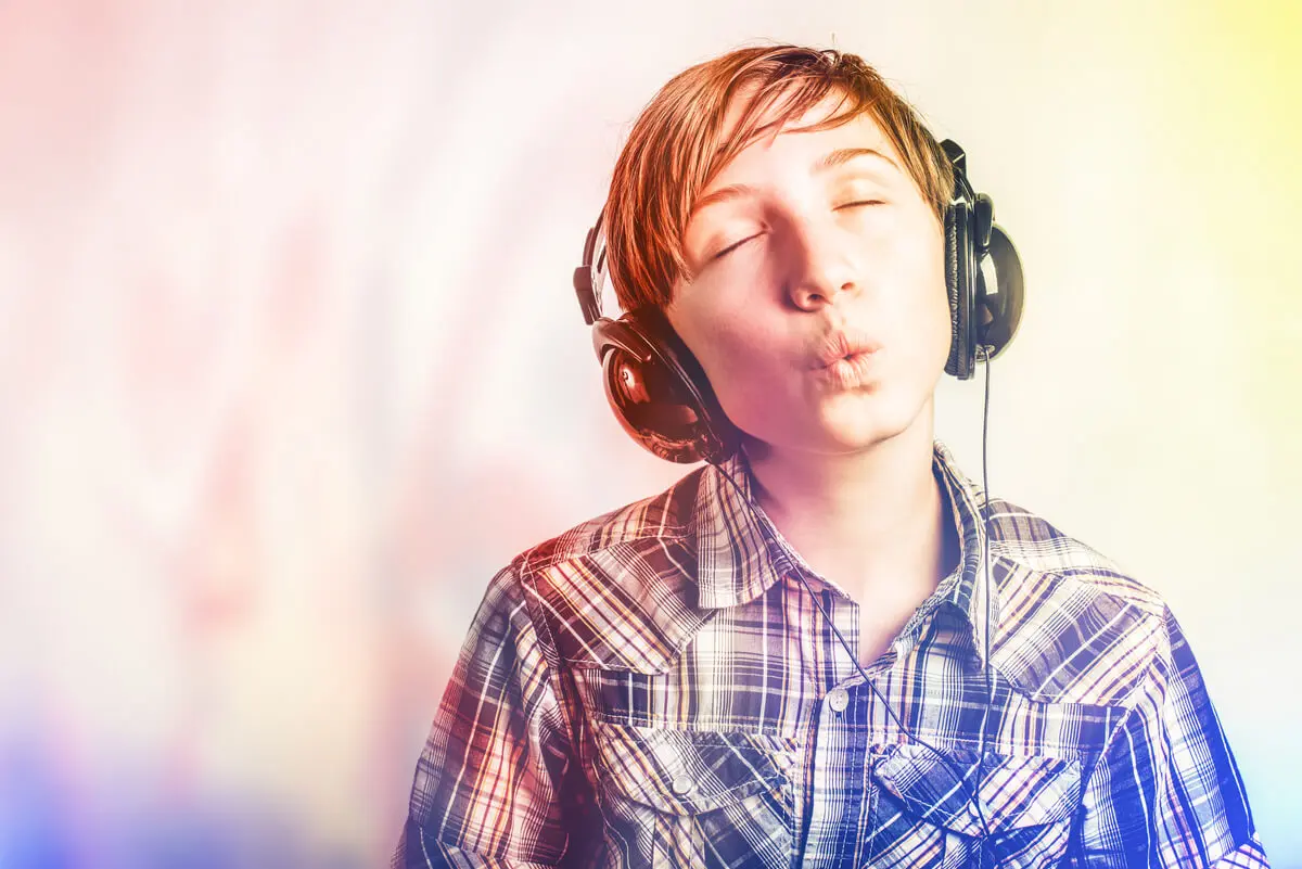 Joven silba escuchando música.