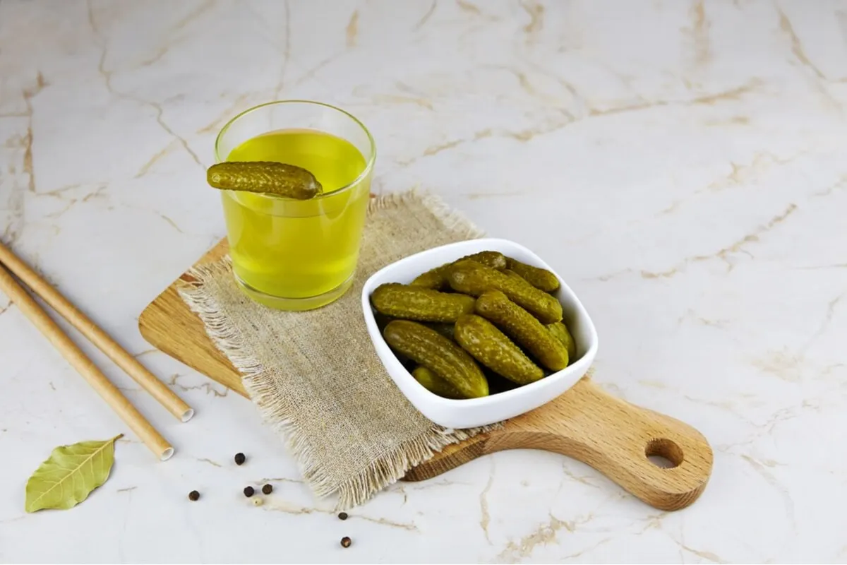 Bebida de pepinillos para la resaca.