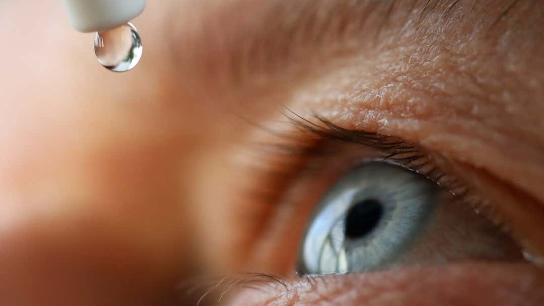 Larmes artificielles contre les yeux secs : comment les utiliser